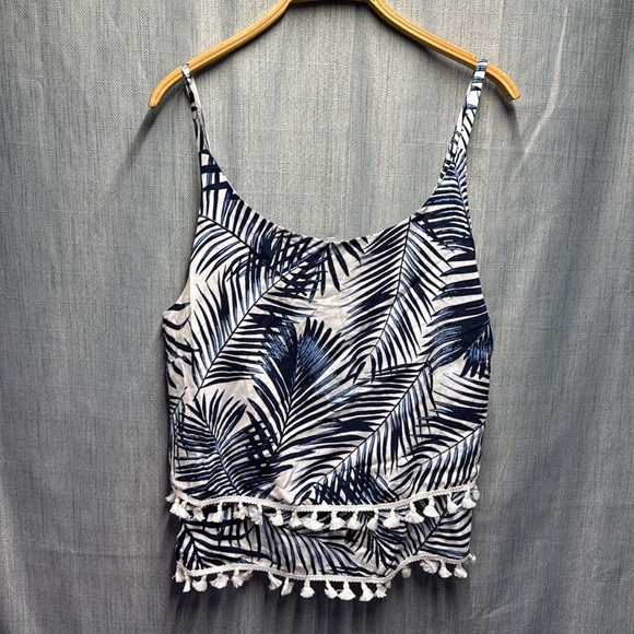 🚩 Molly Bracken Blue and White Sleeveless top size XL NWT - Picture 2 of 6